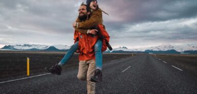 Casal correndo na estrada perto de montanha