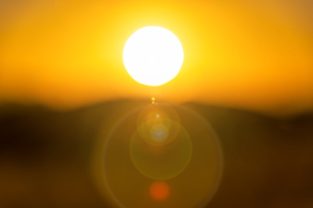 Vista do sol com reflexo de lente