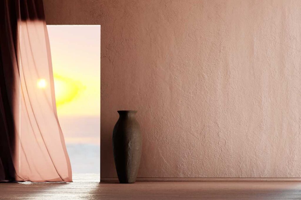 Parede vazia em uma luxuosa casa de praia de verão com vista para o mar atrás de cortinas. Design de interiores de quartos tropicais com material de cor neutra. Fundo mínimo de arquitetura estética natural