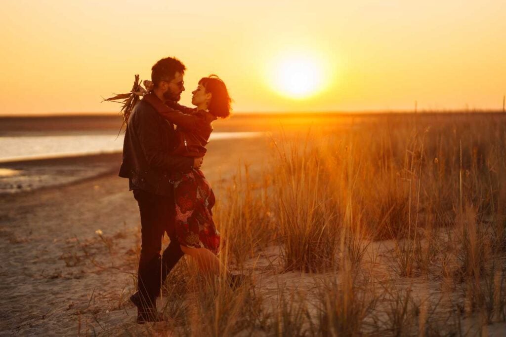 Casas em uma praia sob o por do sol