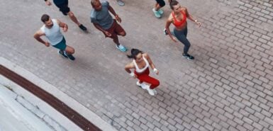 Vista superior de jovens em roupas esportivas correndo enquanto se exercitam ao ar livre