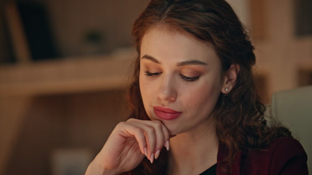 mulher com expressão contemplativa, com maquiagem outono