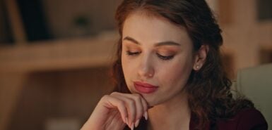 mulher com expressão contemplativa, com maquiagem outono