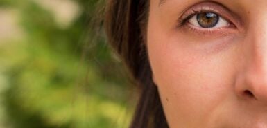 Fotografia do rosto de uma mulher, com foco nos olhos, com um olhar profundo