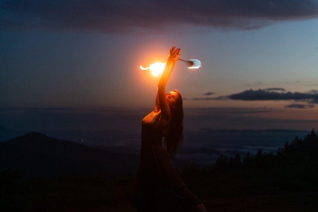 mulher faz performance com fogo