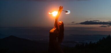 mulher faz performance com fogo