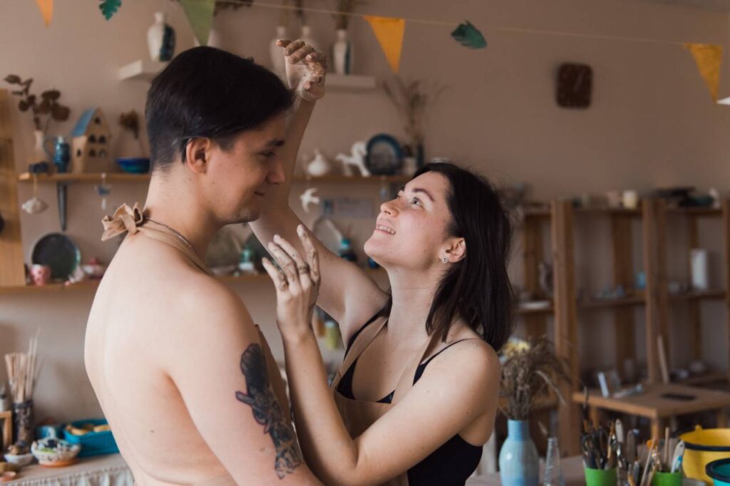 Oficina de cerâmica de casal apaixonado romântico, toque, mulher, homem, cerâmica, estilo de vida, amantes, namoro