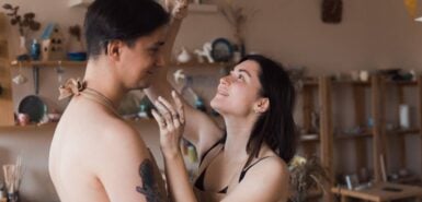 Oficina de cerâmica de casal apaixonado romântico, toque, mulher, homem, cerâmica, estilo de vida, amantes, namoro