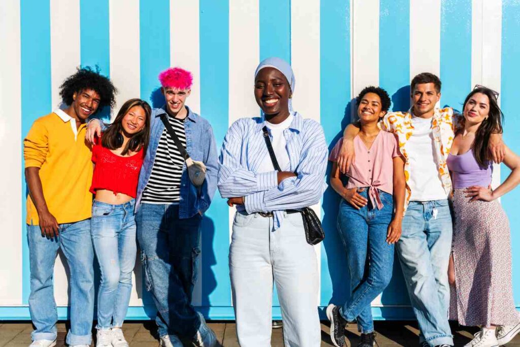 Grupo de jovens amigos felizes e unidos