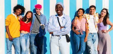 Grupo de jovens amigos felizes e unidos