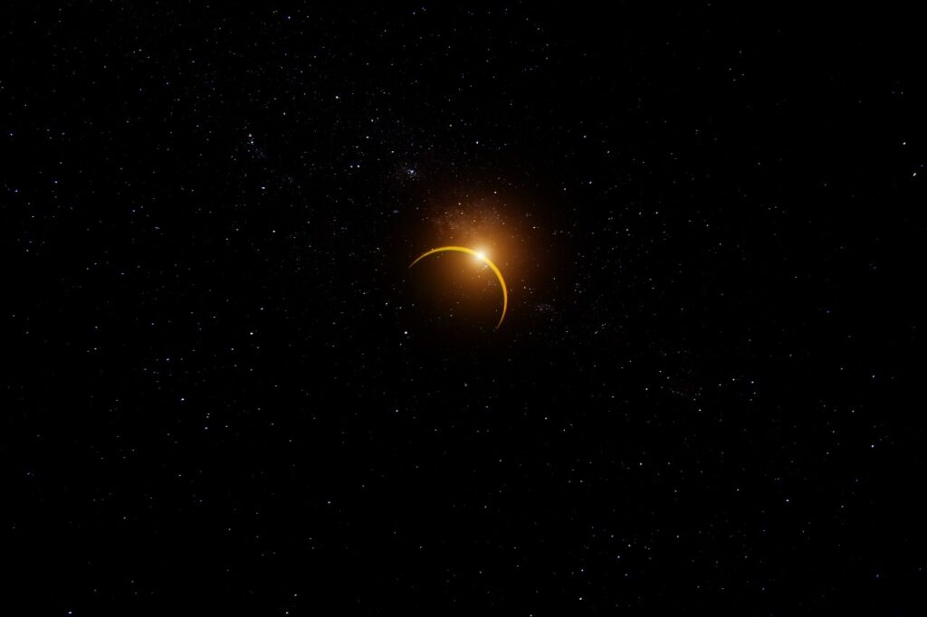 Eclipse solar com estrelas no céu escuro