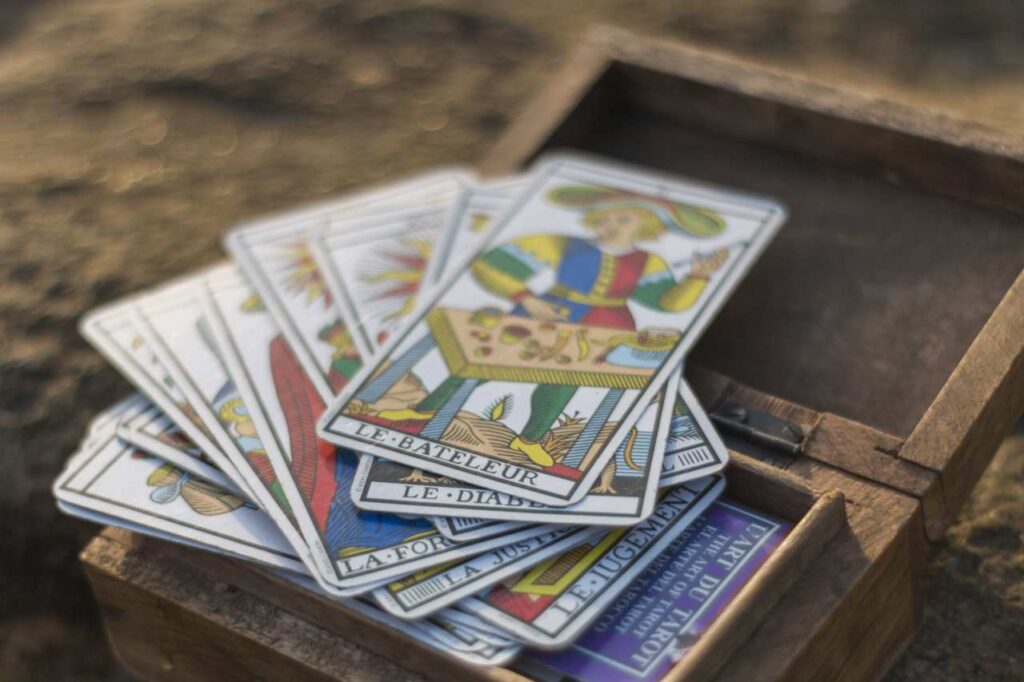 Foco seletivo de cartas de tarot de Marselha em uma caixa