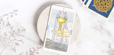 carta do ás de copas no tarot universal, em um mármore branco