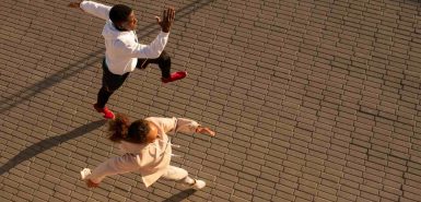 Visão geral de jovens velocistas correndo maratona em dia ensolarado