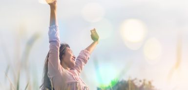 Jovem em pé em pose de relaxamento ou pose de liberdade ou pose relaxante no prado durante o nascer do sol