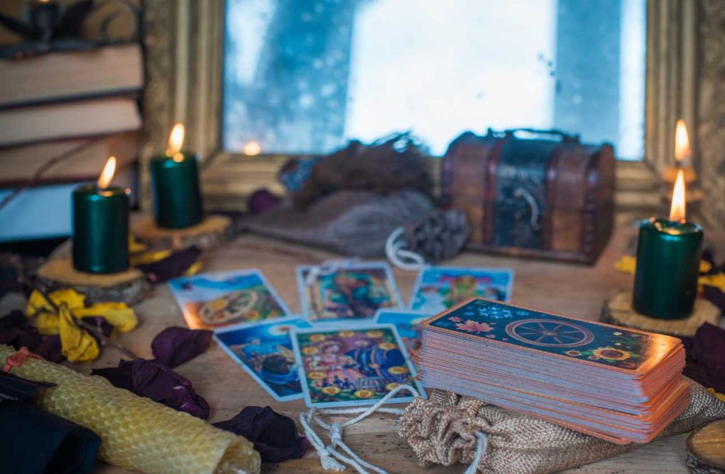 Cartas de tarô e conceito esotérico. Rituais mágicos. Mesa mística com detalhes