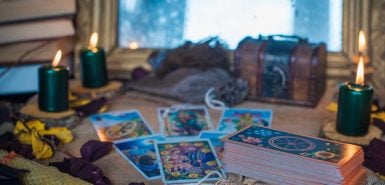 Cartas de tarô e conceito esotérico. Rituais mágicos. Mesa mística com detalhes