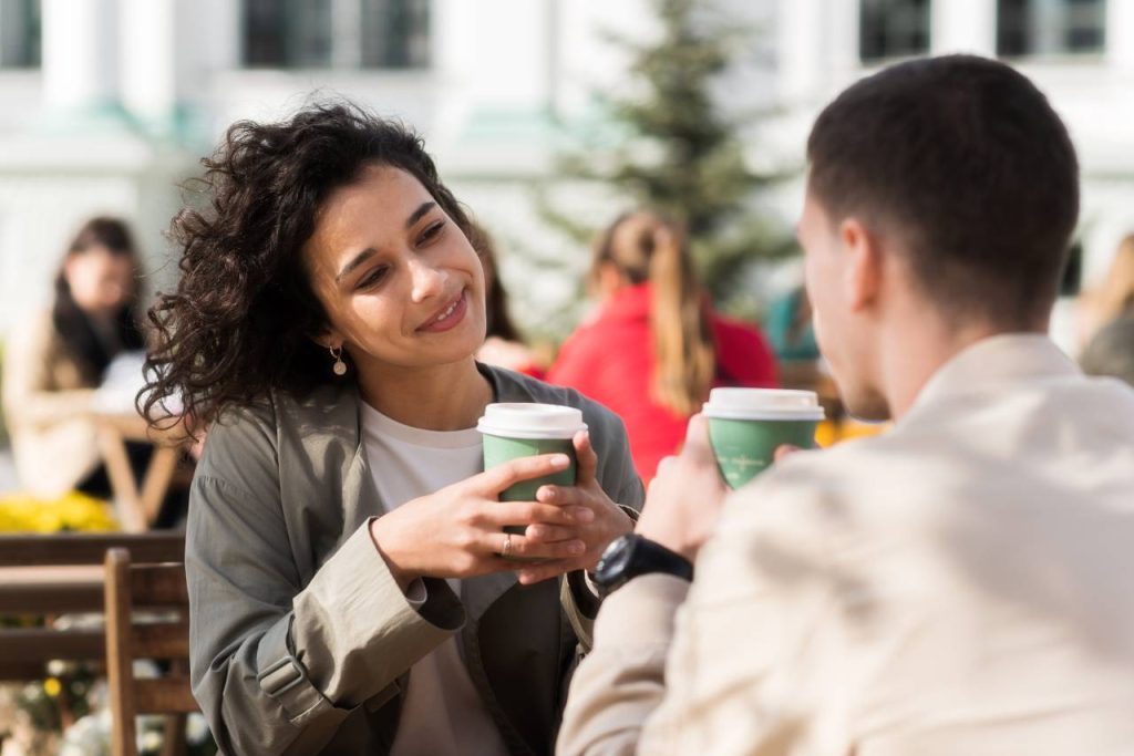 Um casal feliz ao ar livre perto de um café