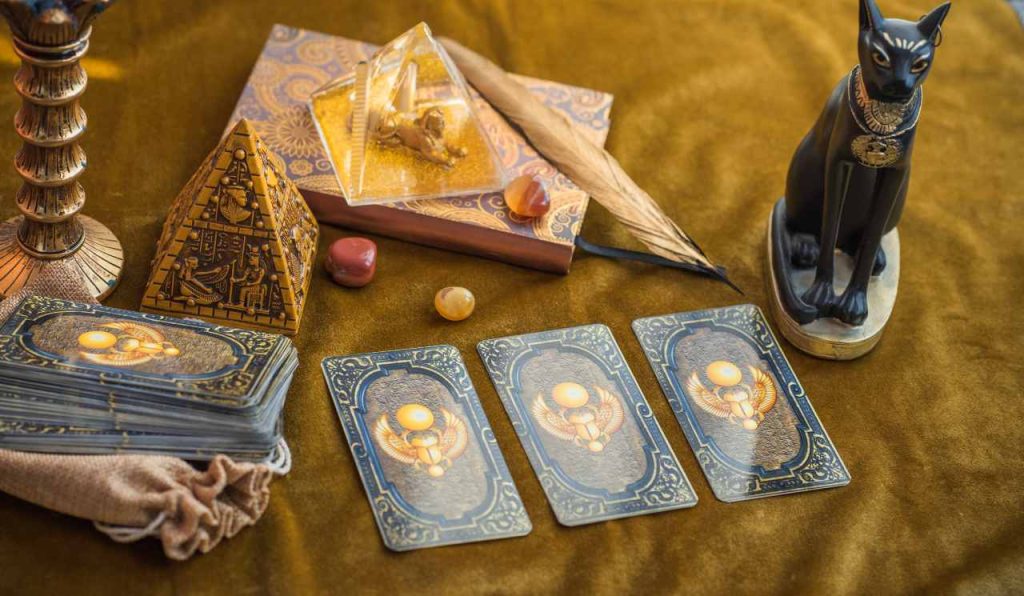 Coisas mágicas egípcias, conceito esotérico, adivinhação e misticismo, cartas de tarot em uma mesa