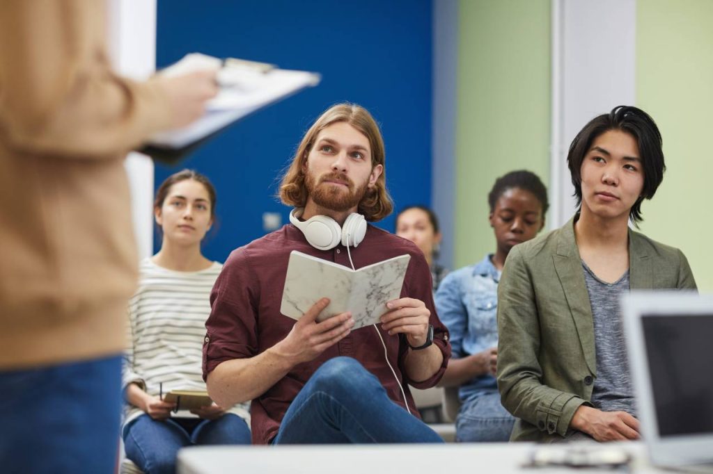 Estudantes sentados no seminário