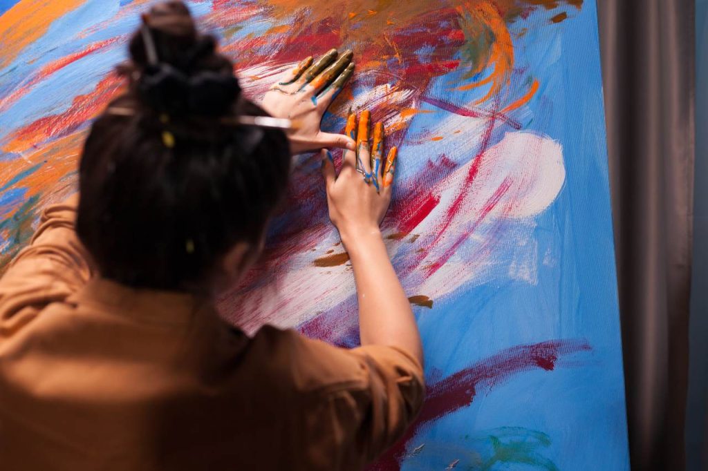 Mulher com mãos pintadas