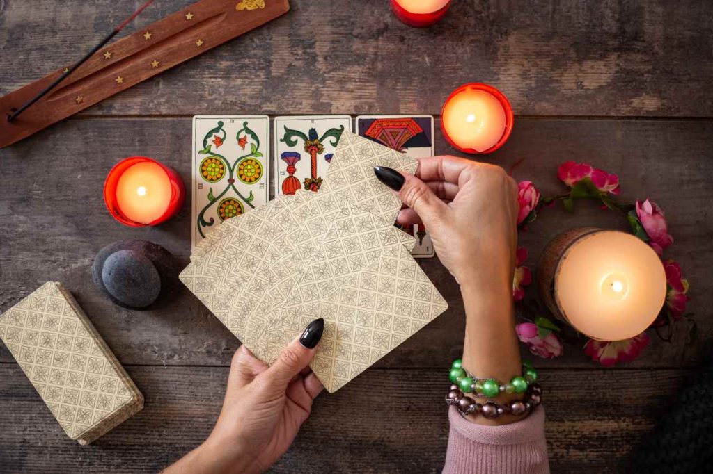 Cartomante lendo um futuro por cartas de tarot