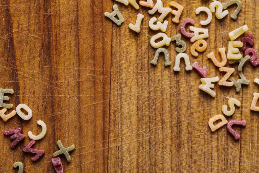 letras de uma massa (sopa) de letrinhas dispostas sobre uma mesa