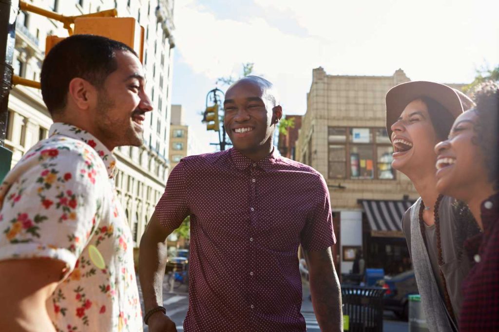 Grupo de amigos se reunindo na rua urbana em Nova York