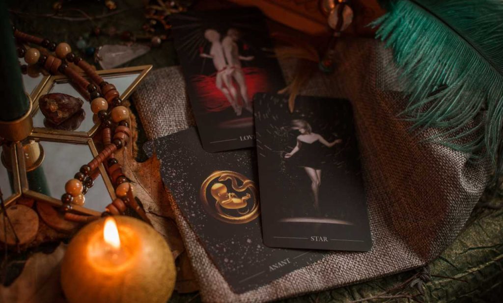 cartas, espelhos, velas e pena