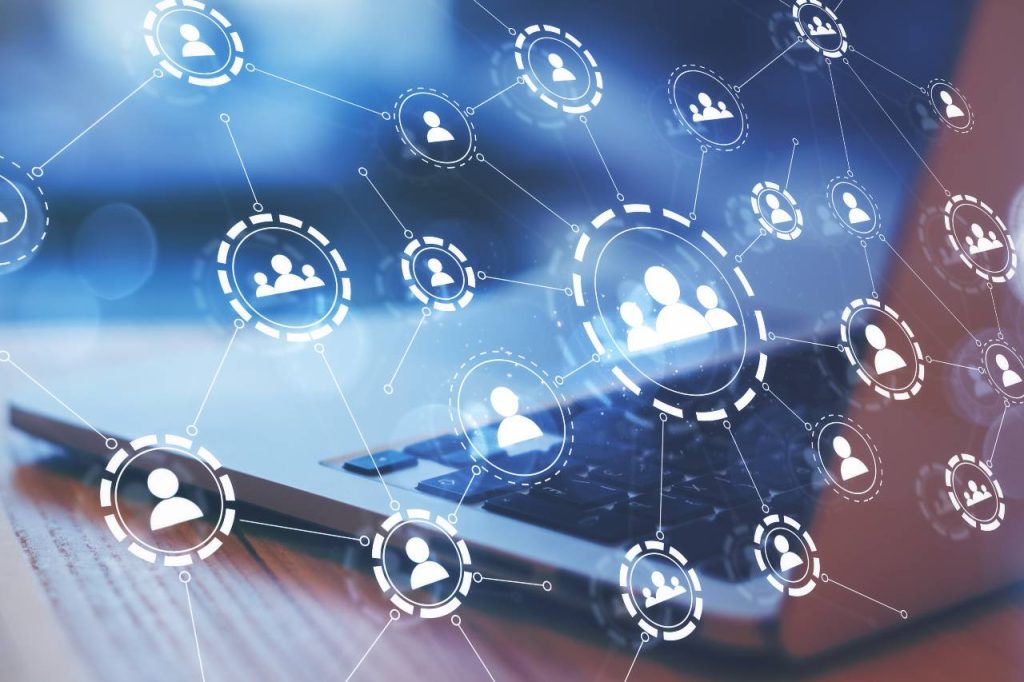 Conceito de rede social com ícones de mídia de aplicativos digitais conectados por linhas em um laptop aberto