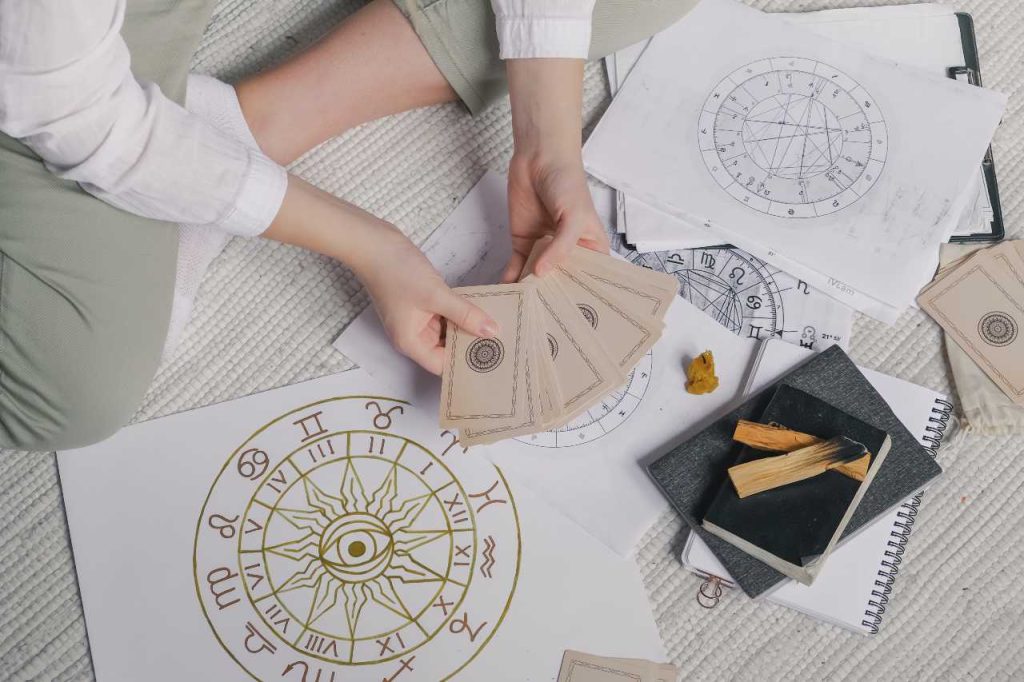 uma astróloga e taróloga analisa mapas astrais e consulta as cartas de tarot