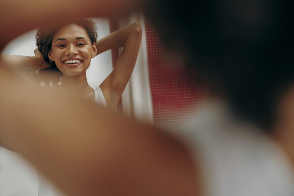 jovem sorridente e autoconfiante